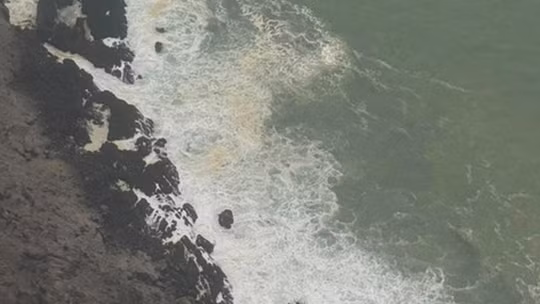 Oman báo động vệt dầu loang từ tàu mắc cạn lan rộng gần 400 km², đe dọa hệ sinh thái biển