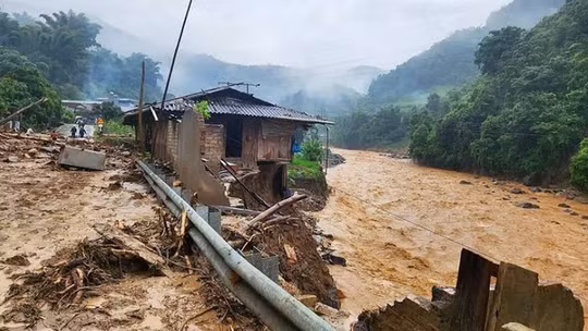 Mưa lũ diễn biến nguy hiểm, cảnh báo nguy cơ lũ quét, sạt lở và sụt lún đất tại Bắc Bộ và Thanh Hóa