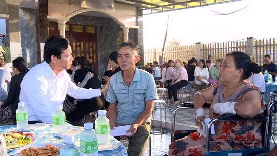 Phó Chủ tịch UBND tỉnh Tây Ninh Phạm Tấn Hòa thăm hỏi gia đình nạn nhân vụ cháy xe khách