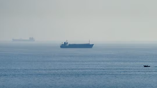 Tàu chở khí hóa lỏng của Hy Lạp gặp sự cố tại eo biển Hormuz, rủi ro an ninh hàng hải chưa hạ nhiệt