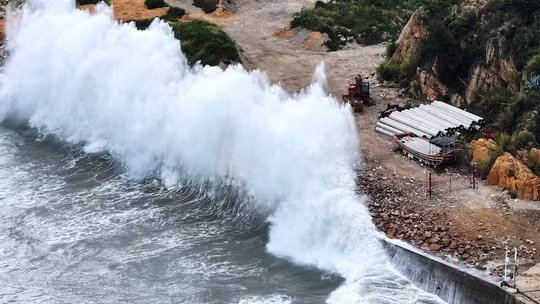 Siêu bão Dolphin đổ bộ miền đông Trung Quốc gây mưa lớn, gió mạnh tàn phá nhiều nơi