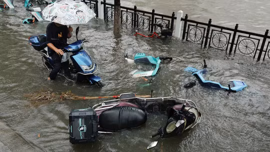 Siêu bão Dolphin đổ bộ sâu vào Trung Quốc, Bắc Kinh nâng cảnh báo mưa lớn lên mức cao