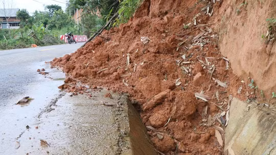 Mưa lớn kéo dài, cảnh báo sạt lở và sụt lún đất tại nhiều khu vực các tỉnh Bắc Bộ, Lâm Đồng