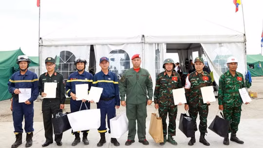 Đoàn cứu nạn, cứu hộ Việt Nam được trao tặng Huy chương “Anh hùng Venezuela”