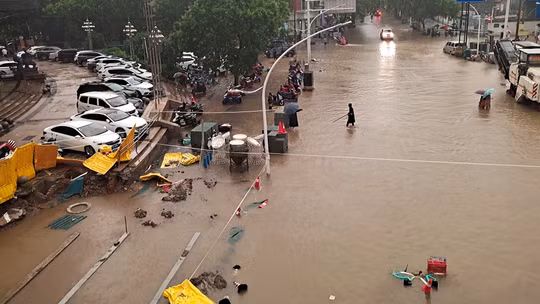 Hình ảnh lũ lụt kinh hoàng “nuốt chửng” đường sá, phương tiện giao thông ở Trung Quốc