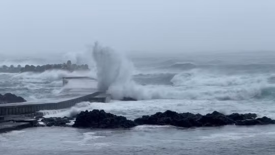 “Quái bão” Dolphin rời xa quần đảo Ogasawara, tiến gần khu vực Okinawa và Amami