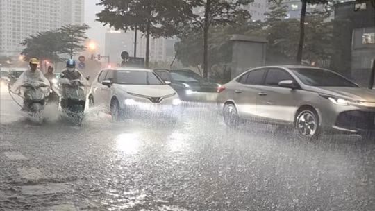 Bắc Bộ, Thanh Hóa và Nghệ An đối mặt mưa lớn diện rộng kèm lốc, sét và gió giật mạnh
