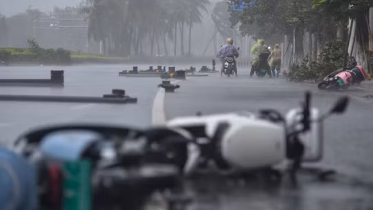 “Quái vật” Dolphin áp sát, miền Đông Trung Quốc căng mình ứng phó hiểm họa mới