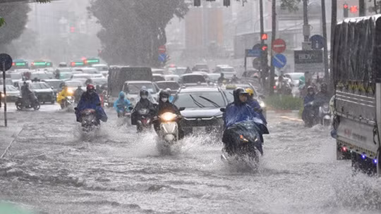 Mưa lớn dồn dập trút xuống nhiều khu vực, cảnh báo lốc, sét, mưa đá và gió giật mạnh