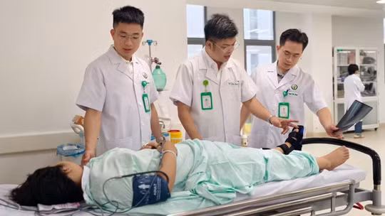 Bệnh viện Hữu nghị Việt Đức cơ sở Ninh Bình mổ ca đầu tiên, hơn 300 người được khám miễn phí