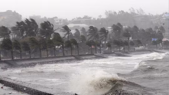 Bão nhiệt đới Kujira tăng cấp chóng mặt, Philippines kích hoạt cảnh báo khẩn tại 6 khu vực