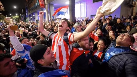 Tổng thống Paraguay cho cả nước nghỉ làm để ăn mừng sau chiến thắng địa chấn ở World Cup