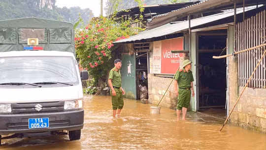 Công an cơ sở tại Cao Bằng chủ động ứng phó mưa lũ, sát cánh cùng nhân dân vượt qua thiên tai