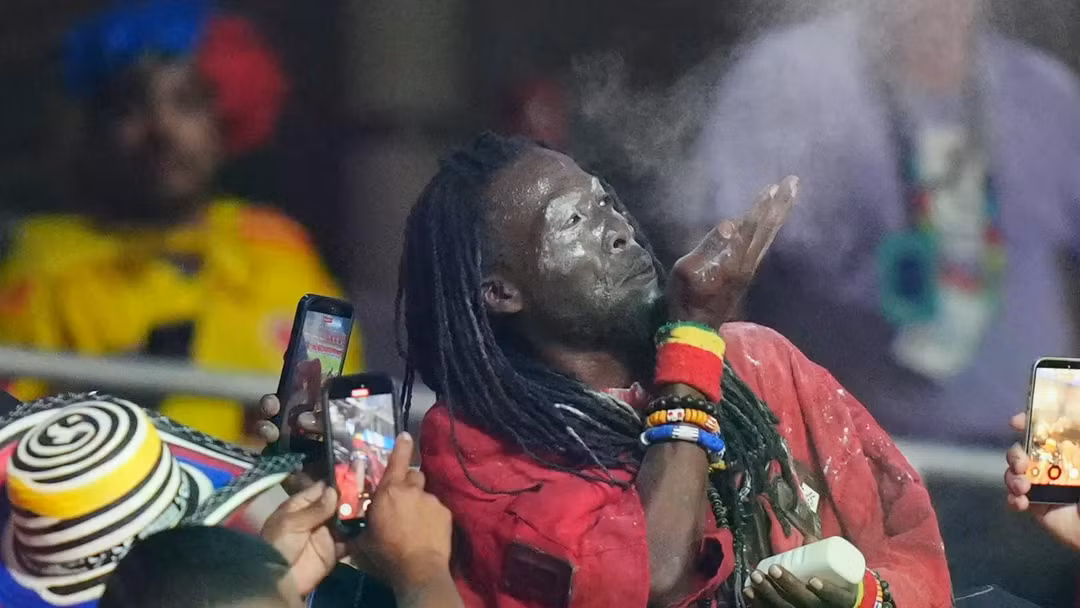 Pháp sư Nana Kwaku Bonsam làm phép trên khán đài nhằm trợ giúp tuyển Ghana giành thắng lợi trước tuyển Colombia. Ảnh: Sohu. 