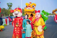 Cây mai Phú Quý 150 năm tuổi và 22 khinh khí cầu hút du khách đến Cần Thơ