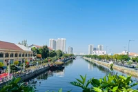 Toàn cảnh tuyến kênh Tàu Hủ – Bến Nghé nhìn từ trên cao, nơi diễn ra chợ hoa xuân “Trên bến dưới thuyền” Tết Bính Ngọ 2026. Ảnh: Diệu Huyền