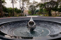 Tượng đài Giọt Nước – trái tim của công viên. Ảnh: Diệu Huyền