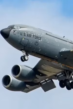 Cận cảnh máy bay KC-135 Mỹ lốm đốm vết vá nghi do đòn tập kích Iran