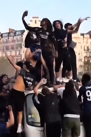 Ăn mừng chiến thắng trước Arsenal, hàng trăm fan PSG bị bắt giữ