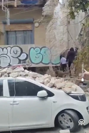 Tên lửa mang đầu đạn chùm của Iran phá hủy nhiều nơi ở Israel, 15 người bị thương