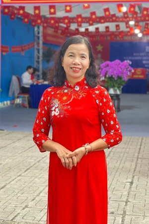 Cử tri Phạm Thị Khánh, Tổ dân phố số 4 bỏ phiếu tại khu vực bỏ phiếu số 3 xã Bình Minh, TP Hà Nội sáng 15/3. Ảnh: Xuân Lực