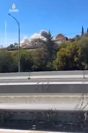 Khoảnh khắc tên lửa đạn đạo Iran gây vụ nổ ở Israel, nhiều người bị thương