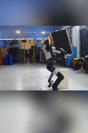Robot hình người siêu khỏe của Mỹ vận chuyển tủ lạnh thuần thục như con người