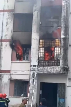 Chung cư tại Nghệ An bốc cháy dữ dội, thiêu rụi tài sản