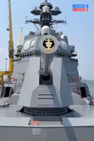 Buồng lái Tàu hộ vệ Asahi của lực lượng Tự vệ trên biển Nhật Bản được trang bị hệ thống điều khiển tối tân, cùng hệ thống tác chiến điện tử và radar tiên tiến.