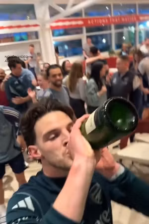 Cầu thủ và fan Arsenal vỡ òa mừng chức vô địch sau 22 năm chờ đợi