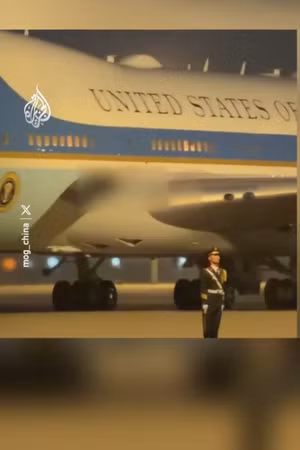Sĩ quan Trung Quốc gây chú ý trong lễ đón ông Trump tại Bắc Kinh