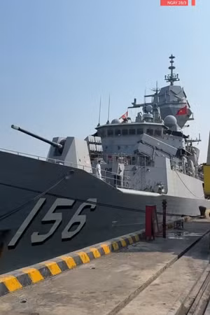 Khí tài tối tân trên tàu HMS Toowoomba, Hải quân Hoàng gia Australia tại Đà Nẵng