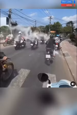 Chạy xe đùa giỡn, ném bột vào nhau gây náo loạn giao thông, nhóm thanh niên bị CSGT mời lên trụ sở