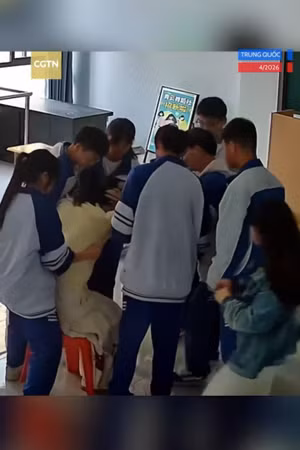 Ấm lòng khoảnh khắc học sinh vây quanh, đỡ cô giáo bị ngất ở lớp học