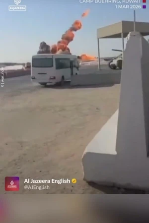 Khoảnh khắc máy bay không người lái Iran lao thẳng vào căn cứ quân sự Mỹ