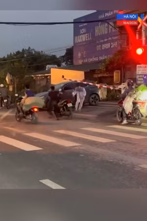 Ô tô bị tàu hỏa tông văng, tài xế "trả giá đắt"