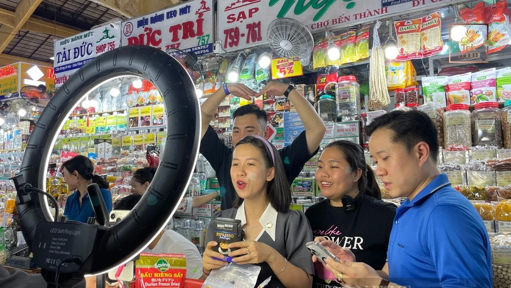 Từ tương tác trực tiếp đến quyết định mua hàng, livestream rút ngắn khoảng cách giữa thương hiệu và người tiêu dùng.