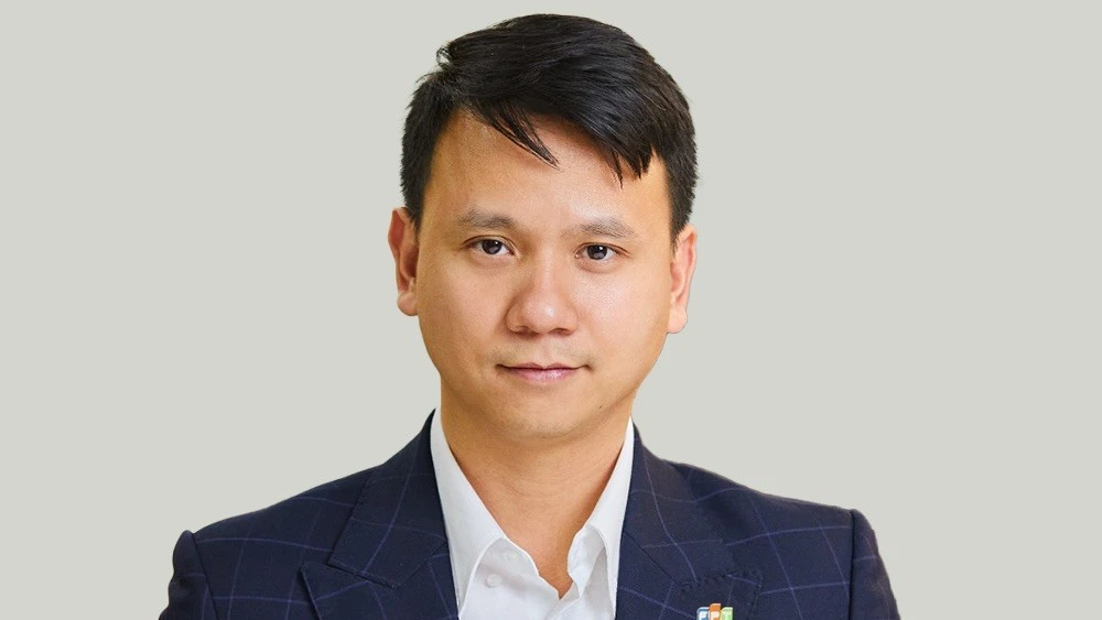 Ông Nguyễn Xuân Phong (giữa) được bổ nhiệm làm Giám đốc Công nghệ Tập đoàn FPT. Ảnh: FPT.