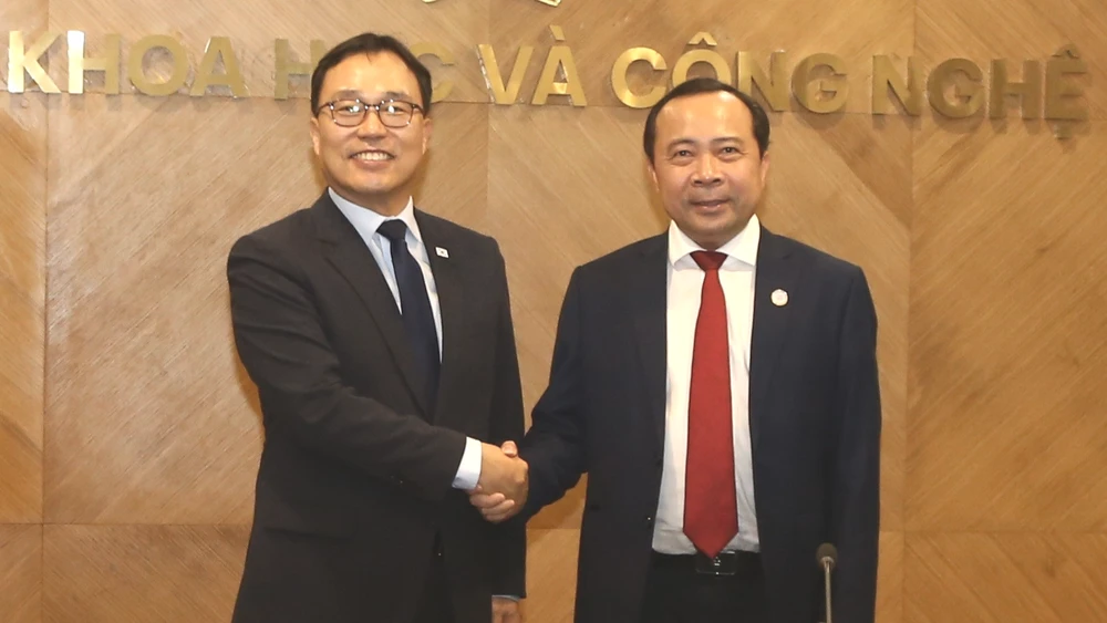 Thứ trưởng thường trực Bộ KH&CN Vũ Hải Quân và Đại sứ Hàn Quốc tại Việt Nam Choi Young Sam.
