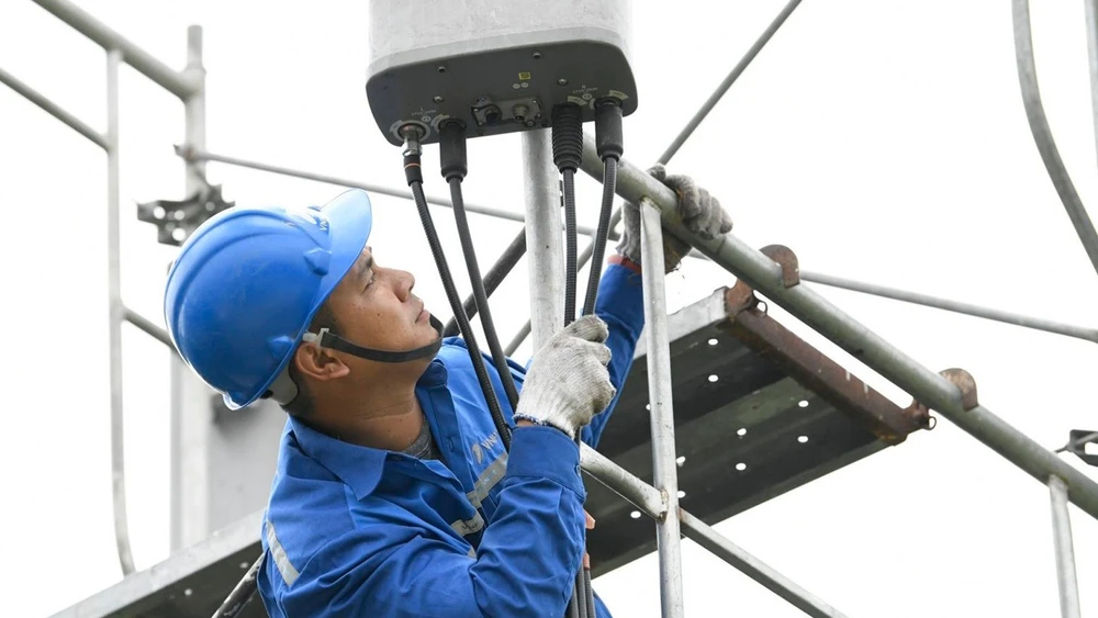 Nhân viên kỹ thuật của VNPT - VinaPhone kiểm tra tính sẵn sàng của các thiết bị trên mạng lưới. 