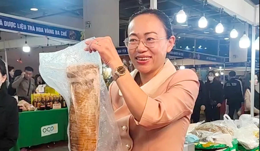 Livestream bán hải sản, Bí thư đặc khu Cô Tô giúp bà con bán hàng mỏi tay