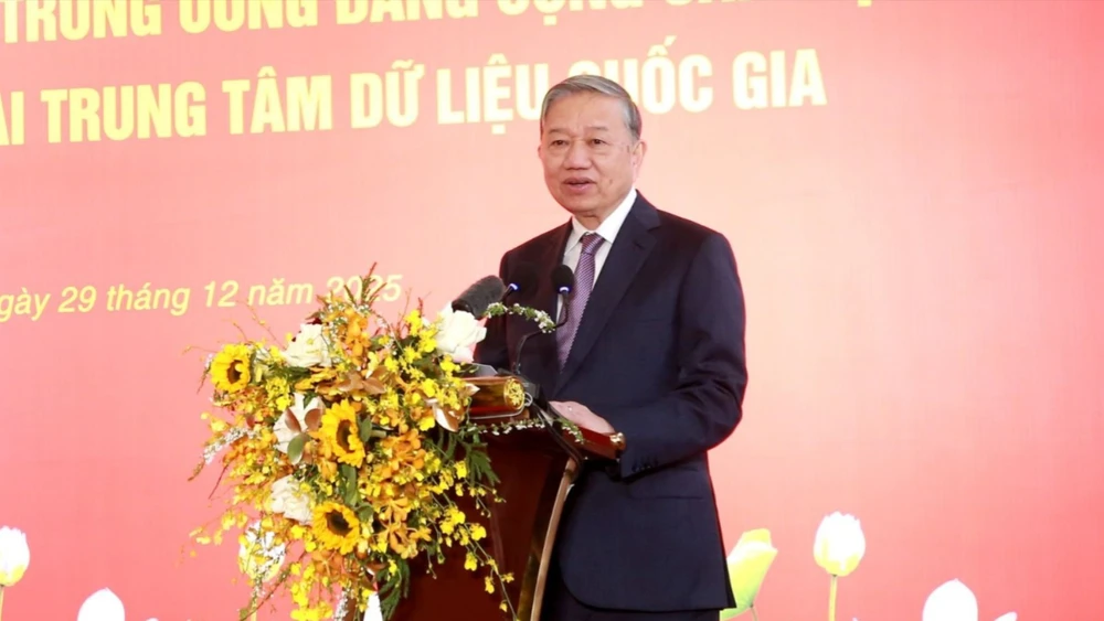 Tổng bí thư Tô Lâm tới thăm và làm việc tại Trung tâm dữ liệu quốc gia.