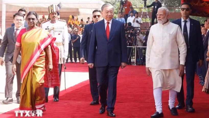 Tổng thống Droupadi Murmu và Thủ tướng Narendra Modi đồng chủ trì Lễ đón trọng thể Tổng Bí thư, Chủ tịch nước Tô Lâm thăm cấp Nhà nước tới Cộng hòa Ấn Độ. Ảnh: Thống Nhất/TTXVN.