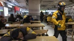 Một nhân viên giao hàng ở Trung Quốc tranh thủ nghỉ ngơi sau giờ cao điểm ăn trưa. Ảnh: WSJ.