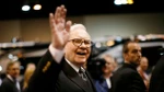 Warren Buffett chào hỏi các cổ đông trong cuộc họp thường niên của cổ đông Berkshire Hathaway tại Omaha, Nebraska, năm 2008. Ảnh: Reuters.