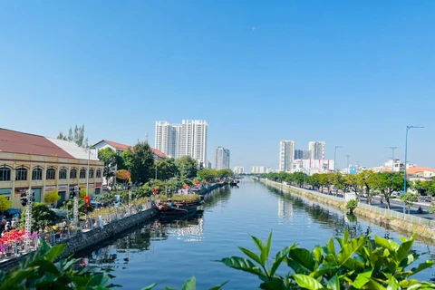 Toàn cảnh tuyến kênh Tàu Hủ – Bến Nghé nhìn từ trên cao, nơi diễn ra chợ hoa xuân “Trên bến dưới thuyền” Tết Bính Ngọ 2026. Ảnh: Diệu Huyền