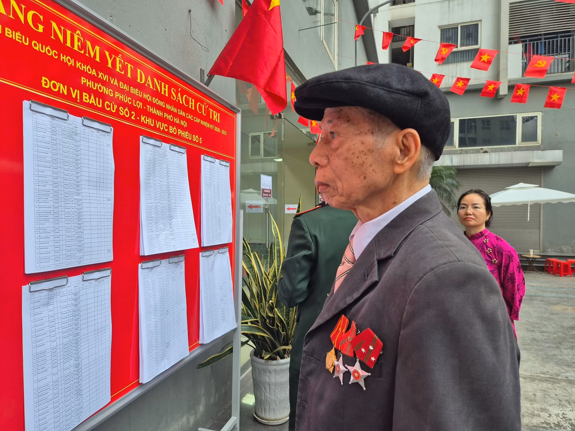 Cụ Trần Kim Đậu, cựu chiến binh với 60 năm tuổi Đảng, cho biết dù đã chứng kiến đất nước đi qua nhiều giai đoạn từ khó khăn đến đổi mới, phát triển, nhưng cảm xúc cầm lá phiếu đi bầu cử của ông vẫn vẹn nguyên như lần đầu. Ảnh: V.L.