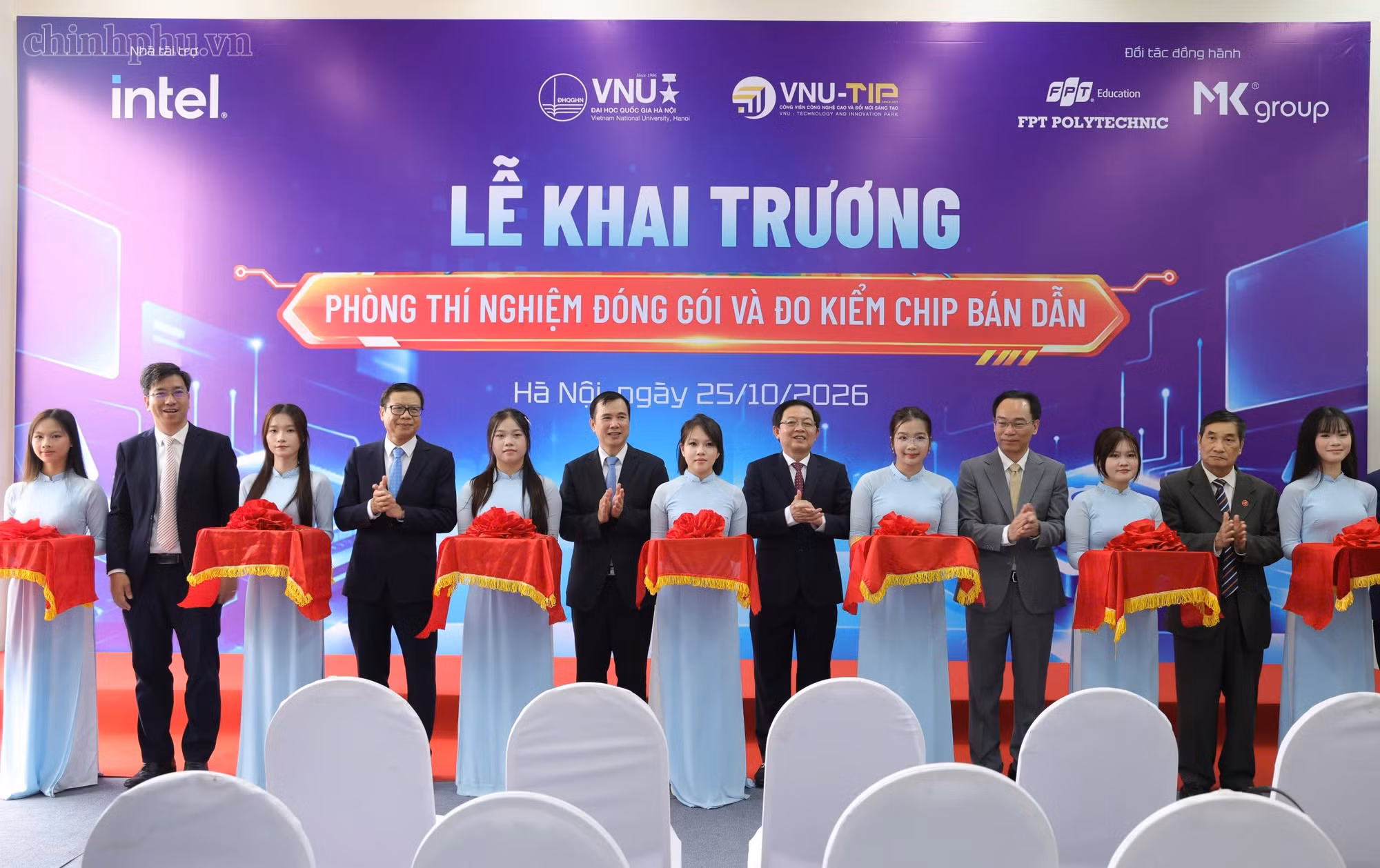 Phó Thủ tướng Hồ Quốc Dũng dự khánh thành Phòng thí nghiệm đóng gói và đo kiểm chip bán dẫn (Trường Đại học Công nghệ, ĐHQG Hà Nội) - Ảnh: chinhphu.vn/Gia Huy