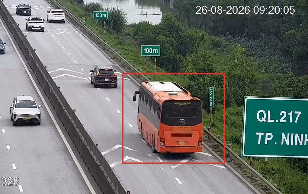 Chính phủ yêu cầu rà soát quy định, mức phạt lỗi không giữ khoảng cách an toàn. Ảnh: VGP.