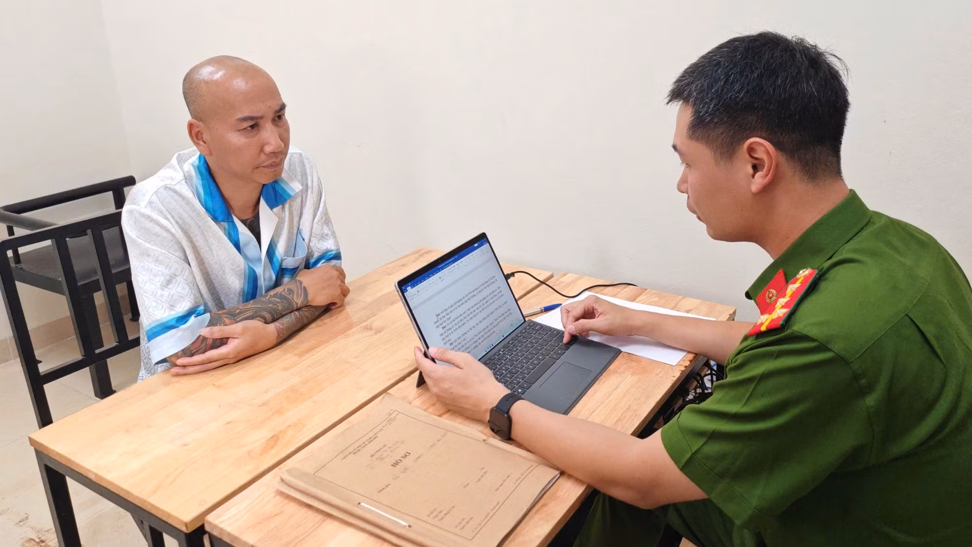 Phú Lê làm việc với công an. Ảnh: Công an Hà Nội.
